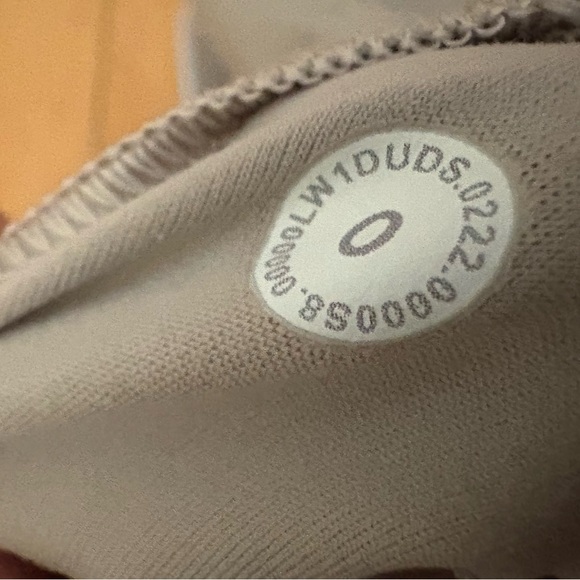 Lululemon White Crop Tank in Size 0. Preloved! - Picture 3 of 4